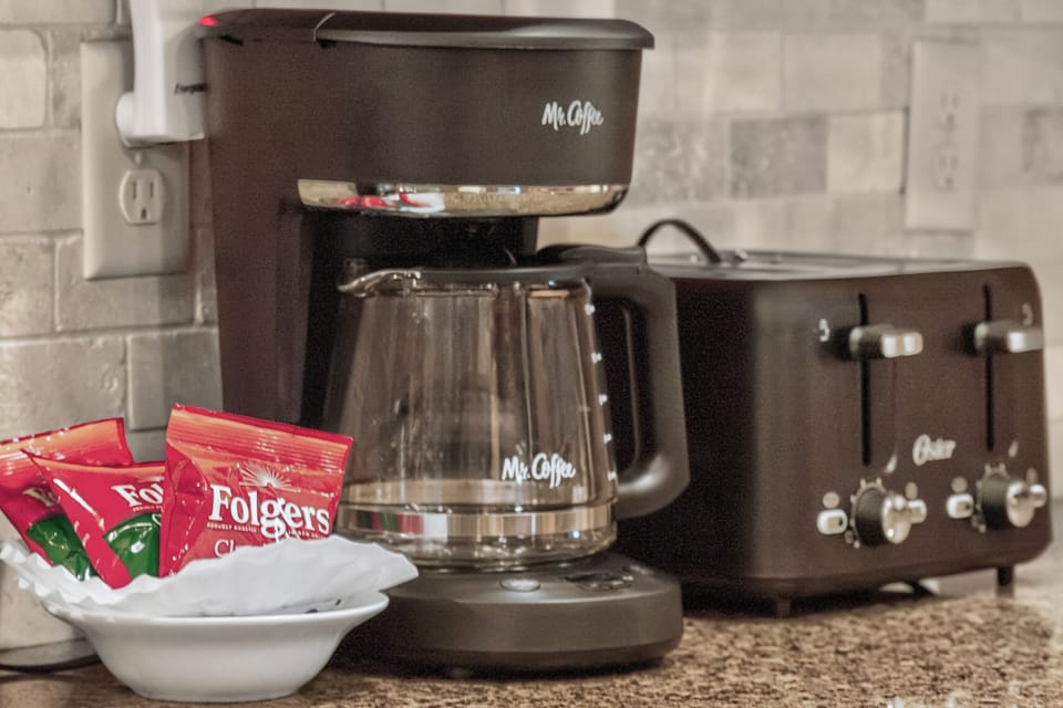 Start your mornings right with a fresh pot of coffee from the brewer and crispy toast from your four-slice toaster. Coffee packets ready for you.