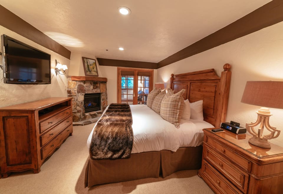 Bedroom, Room, Indoors, Flooring, Hardwood