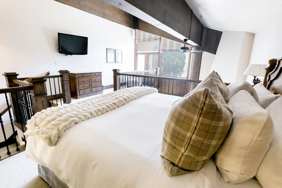 Screen, Bed, Furniture, Indoors, Bedroom