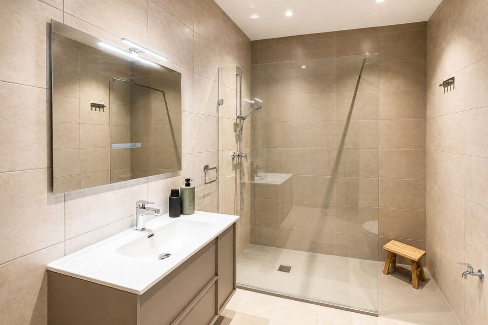 Main bathroom with washing machine and drier 