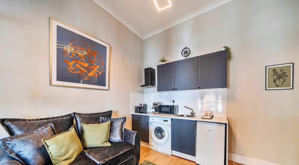 OPEN-PLAN LIVING SPACE COMBINING RELAXATION AND CONVENIENCE
