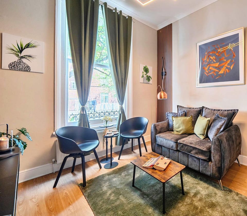 INVITING LIVING AREA WITH NATURAL LIGHT