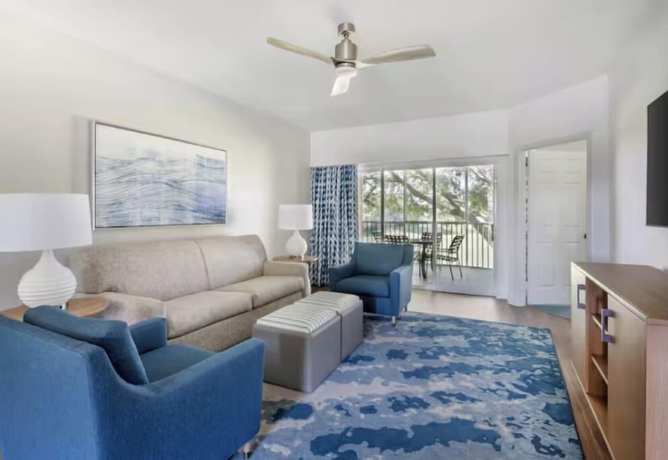 Lounge in airy comfort and step onto the balcony.