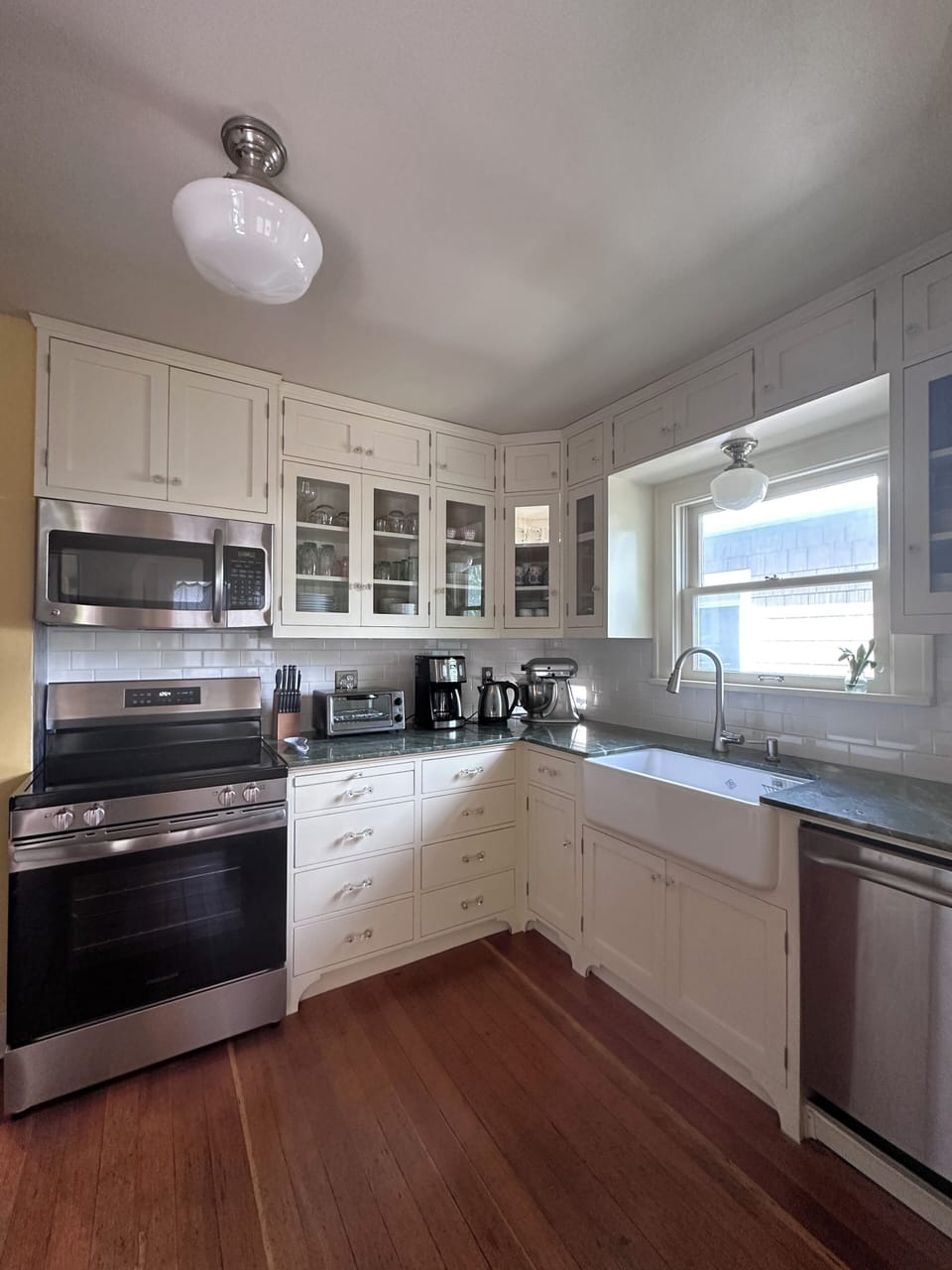Modern Kitchen: Find all you need to create full meals or quick snacks 