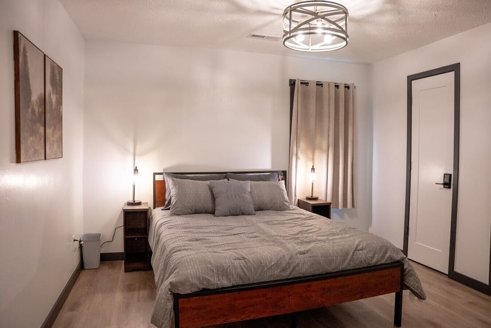 Master Bedroom w/ Queen