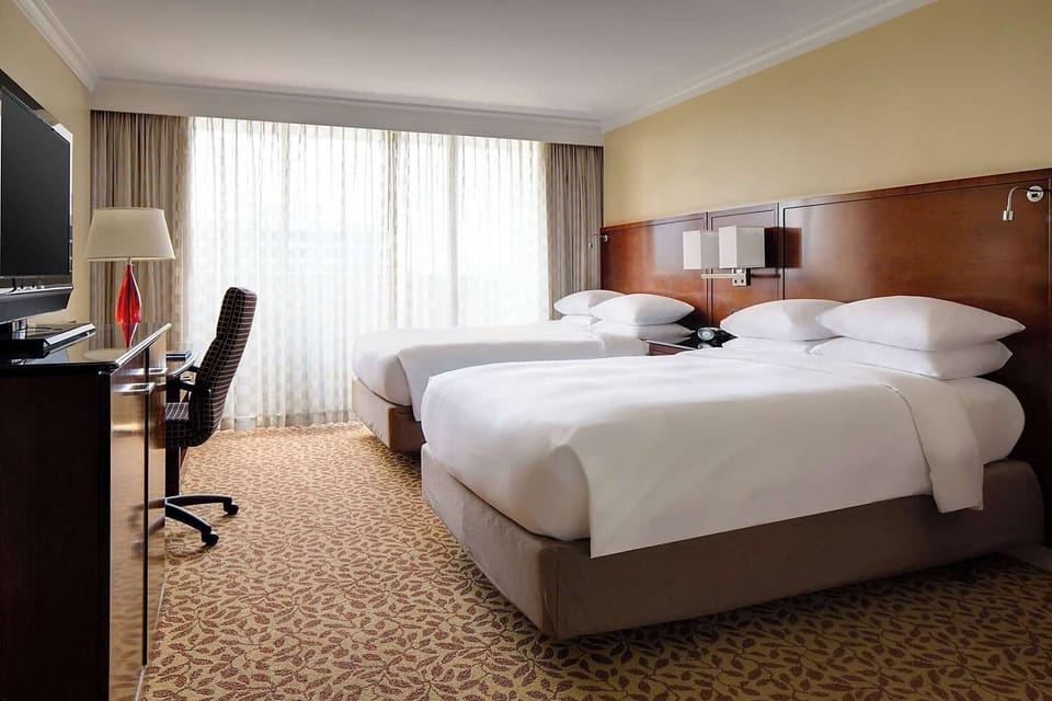 Settle into twin comfort with soft linens and daylight.