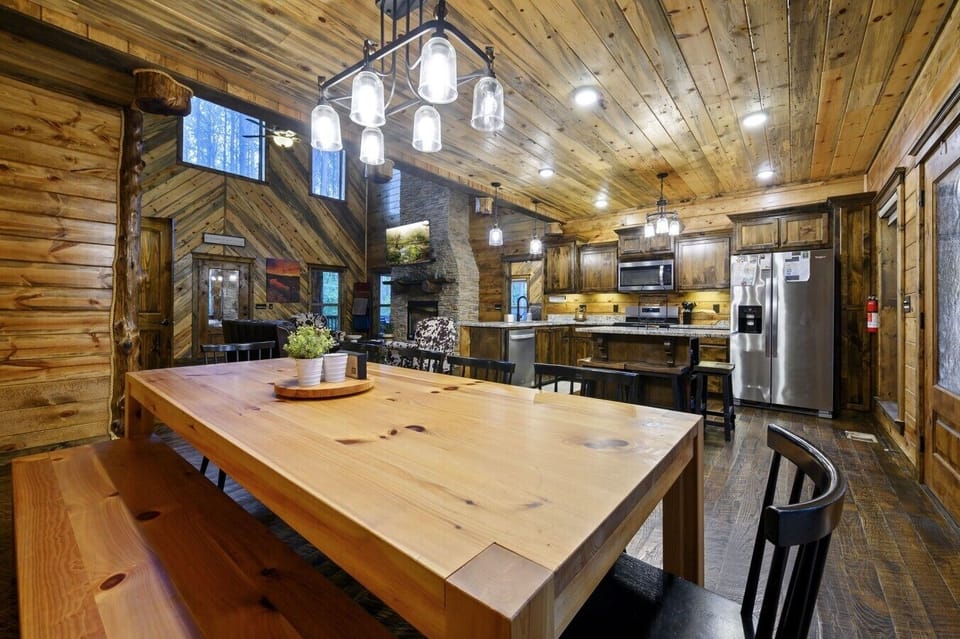 Big groups eat well here — a massive farmhouse table and full kitchen make hosting effortless.