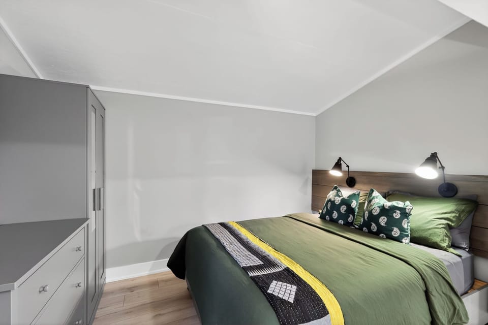 Queen Bed Alcove