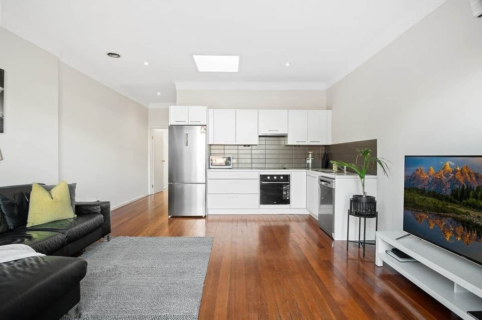Kitchen and lounge area with new fridge, TV stand and microwave as of January 2023.

Hot plats and dishwasher was new July 2021.