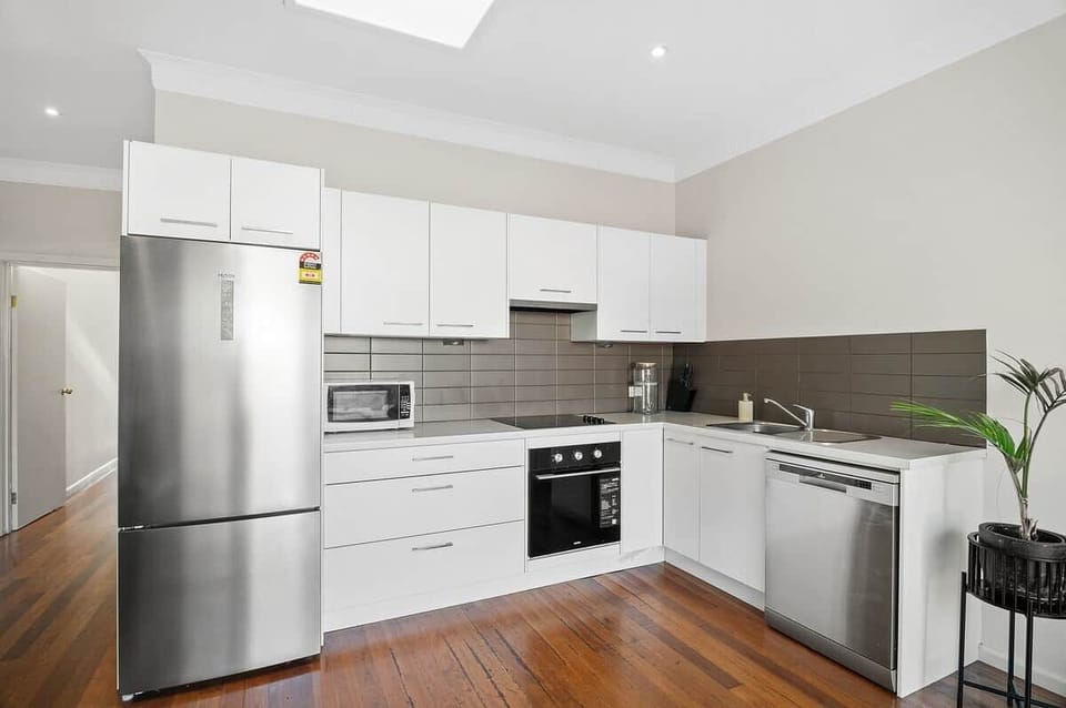 Kitchen and lounge area with new fridge, TV stand and microwave as of January 2023.

Hot plats and dishwasher was new July 2021.