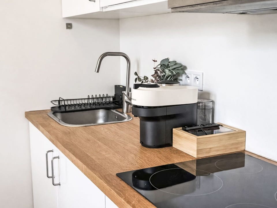 Kitchen Appliance, Home Appliance, Countertop, Small Appliance, Kitchen, Furniture, Tap, Plumbing Fixture, Machine, Sink