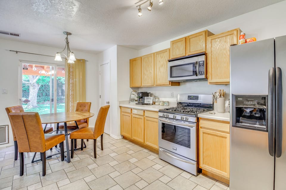 Kitchen | Dishwasher | Dining Table | 1st Floor