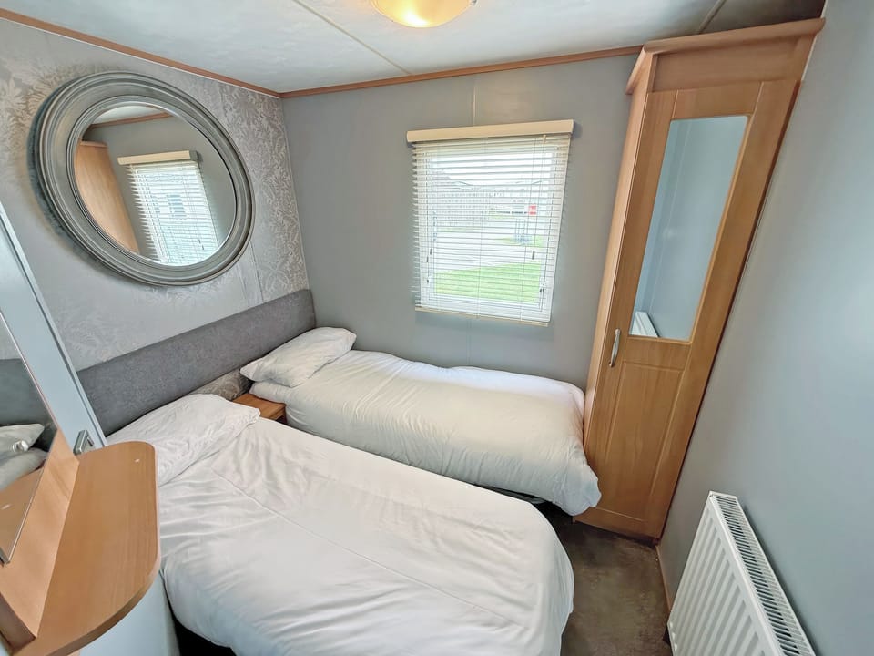 Twin bedroom | Palm Grove 3 - Golden Palm Resort, Chapel St Leonards