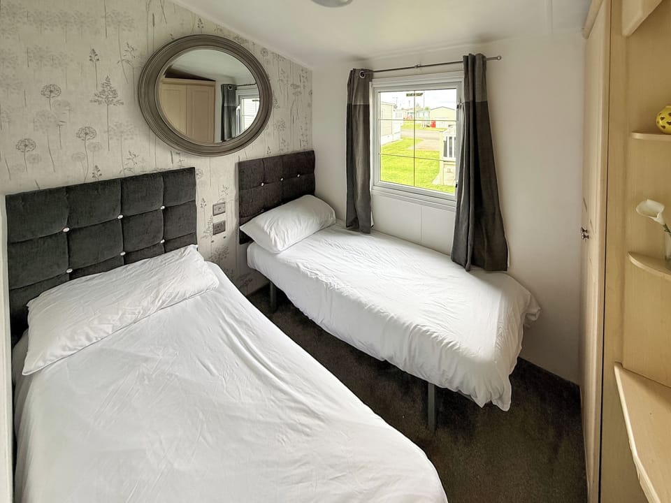 Twin bedroom | Palm Grove 2 - Golden Palm Resort, Chapel St Leonards