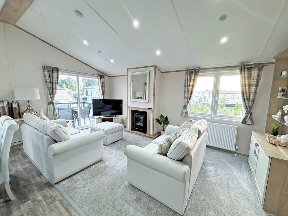 Living area | The Retreat 8 - Golden Palm Resort, Chapel St Leonards