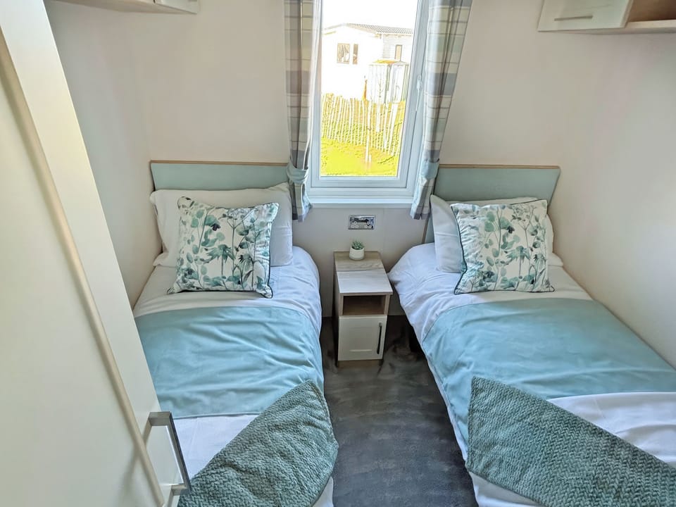 Twin bedroom | The Retreat 8 - Golden Palm Resort, Chapel St Leonards