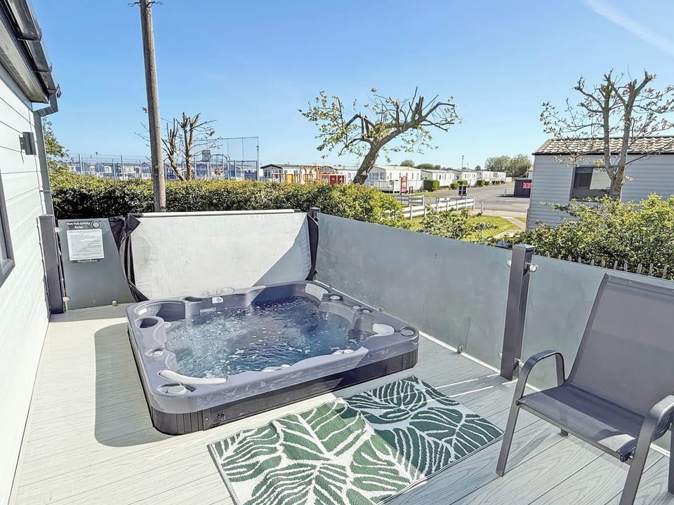 Hot tub | The Retreat 8 - Golden Palm Resort, Chapel St Leonards