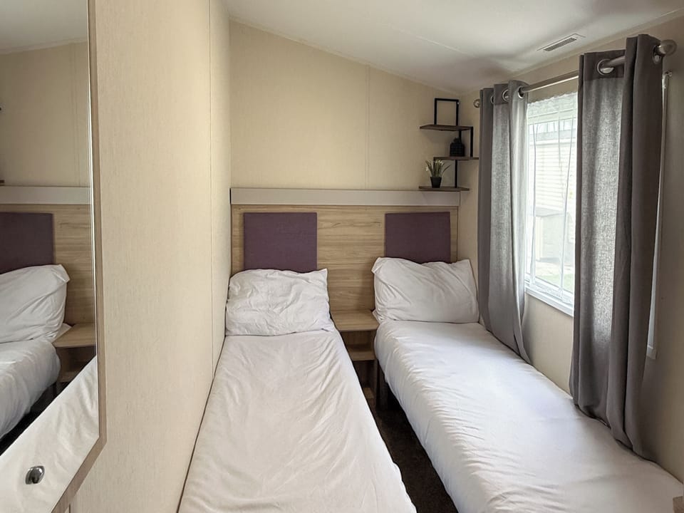 Twin bedroom | Sunnymede B6 - Sunnymede Caravan Park, Ingoldmells