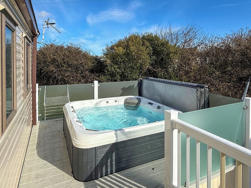 Hot tub | Sunnymede I2 - Sunnymede Caravan Park, Ingoldmells