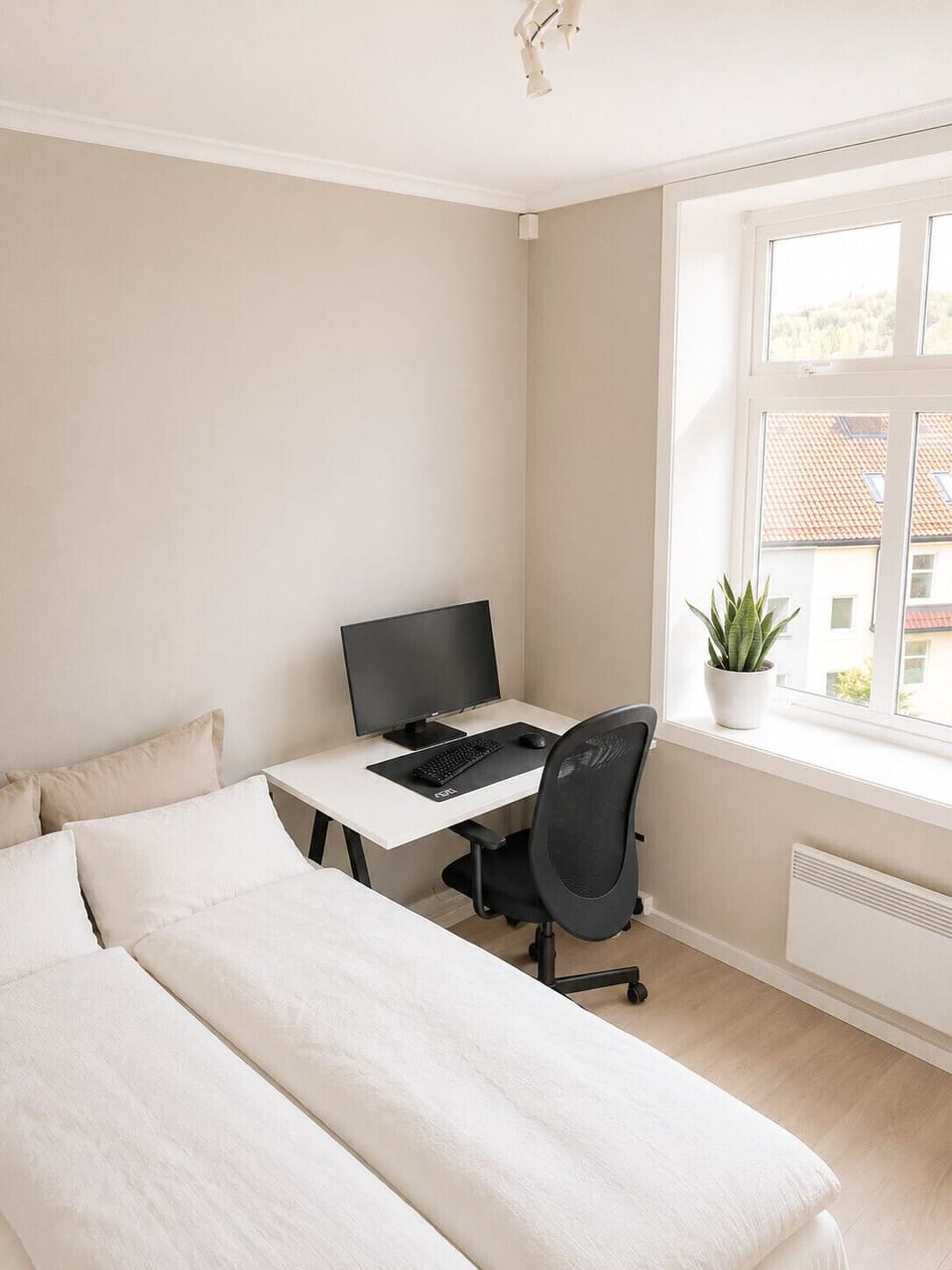 Bedroom with a 150x200cm bed and workspace