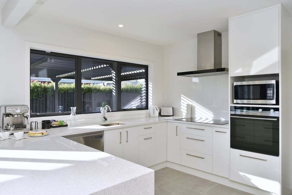 Cook a proper meal after a day out, full oven and cooktop, everything on one level.