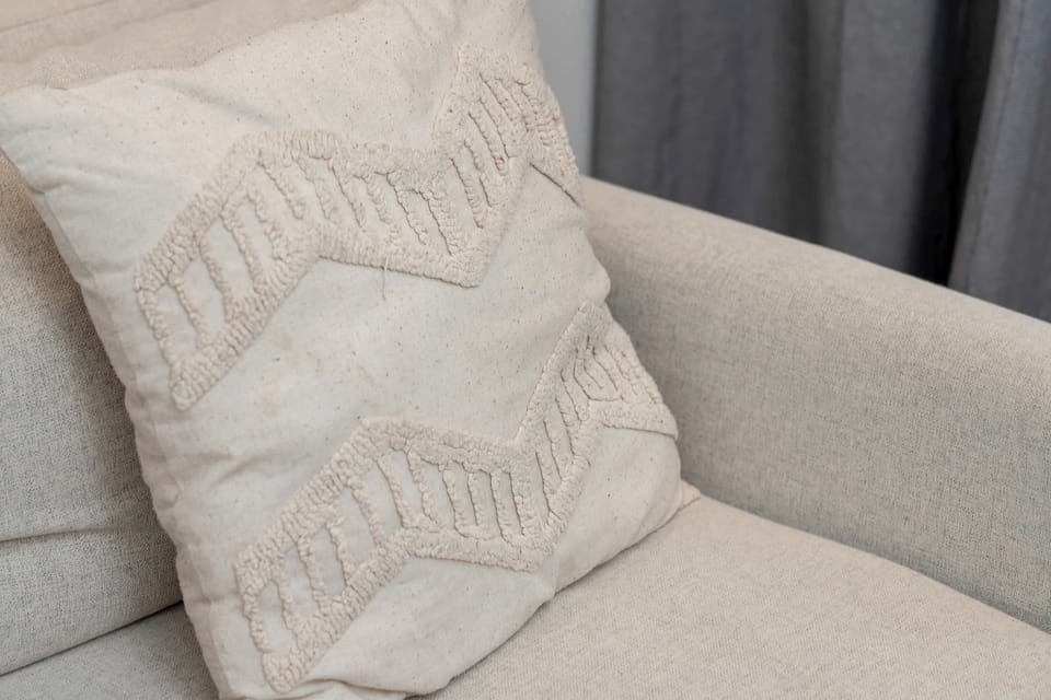 Soft furnishings and carefully selected textures create a cozy ambiance.