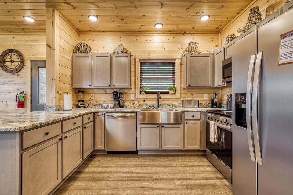 Smoky Mountain Vacation Rental with a View "In The Clouds" - Fully furnished kitchen with stainless steel appliances and granite countertops