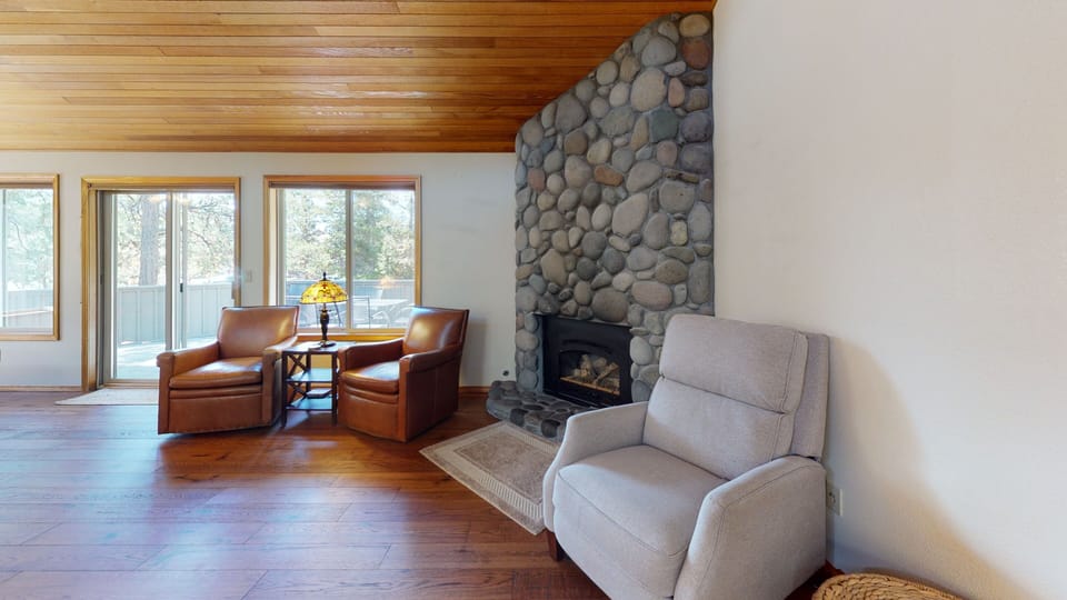 14-Lassen-Living-Room(2)