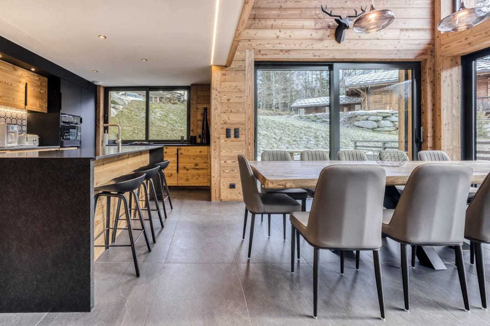 Open plan kitchen & dining area in the living space