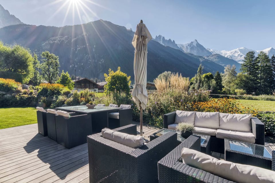Clarines · Where the Fields Meet Mont Blanc House in Chamonix