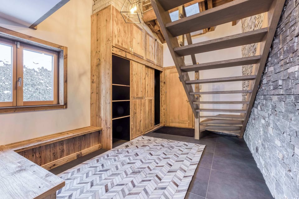 Entrance hall with boot dryers and space to store skis in the entrance