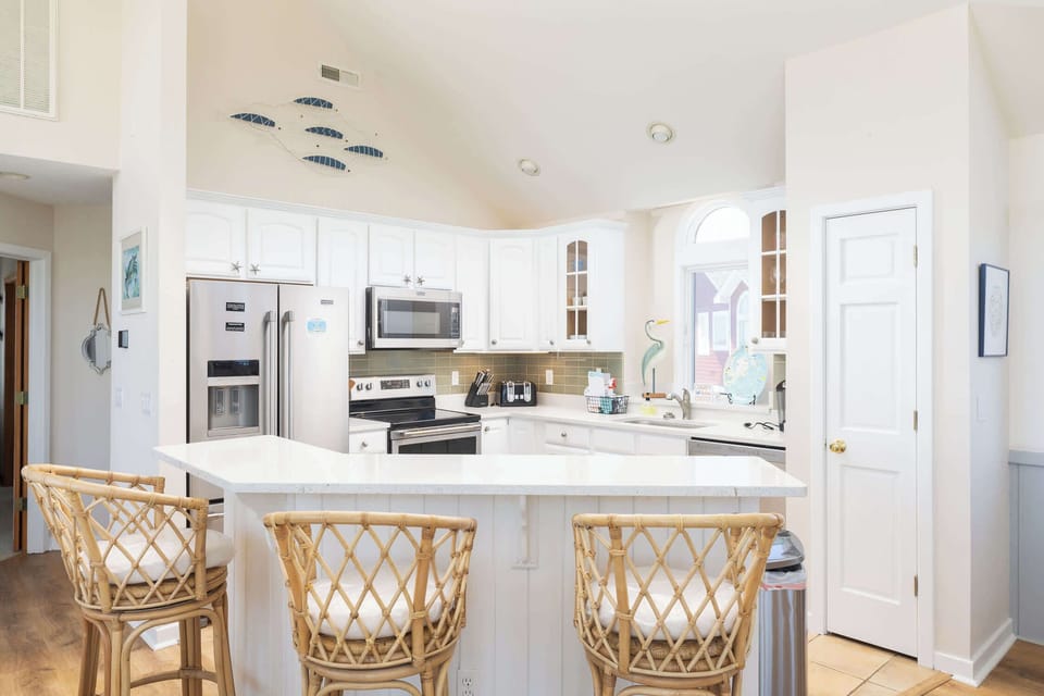 Newly Remodeled & Fully Stocked Kitchen