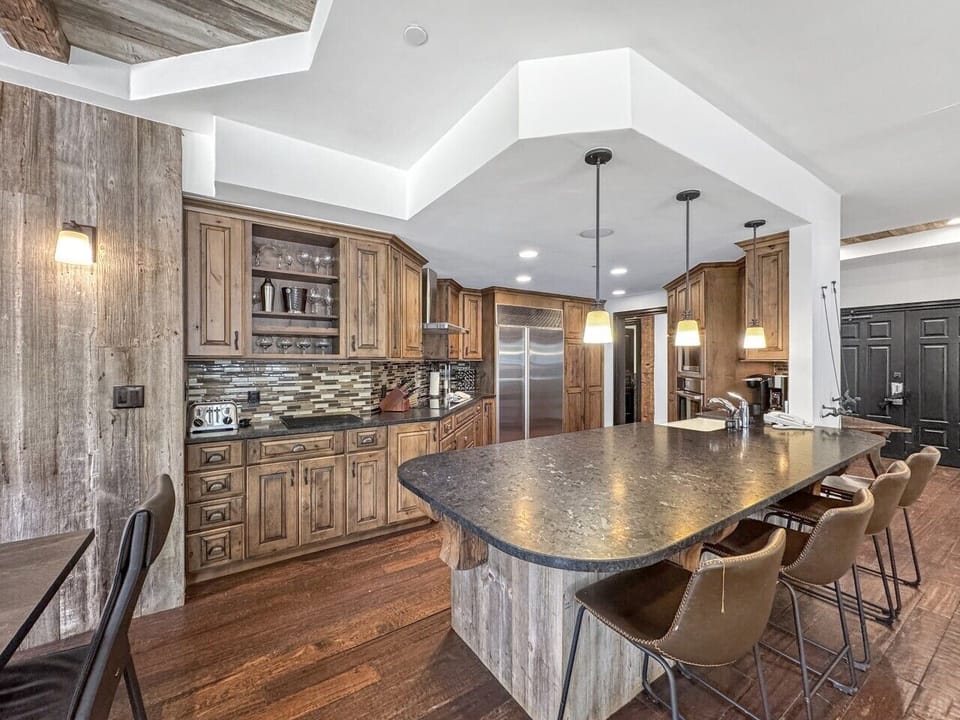 A kitchen that actually inspires you to cook. Flowing seamlessly from the dining table, the expansive counters and full amenities make stay-in dinners just as tempting as Beaver Creek`s best restaurants