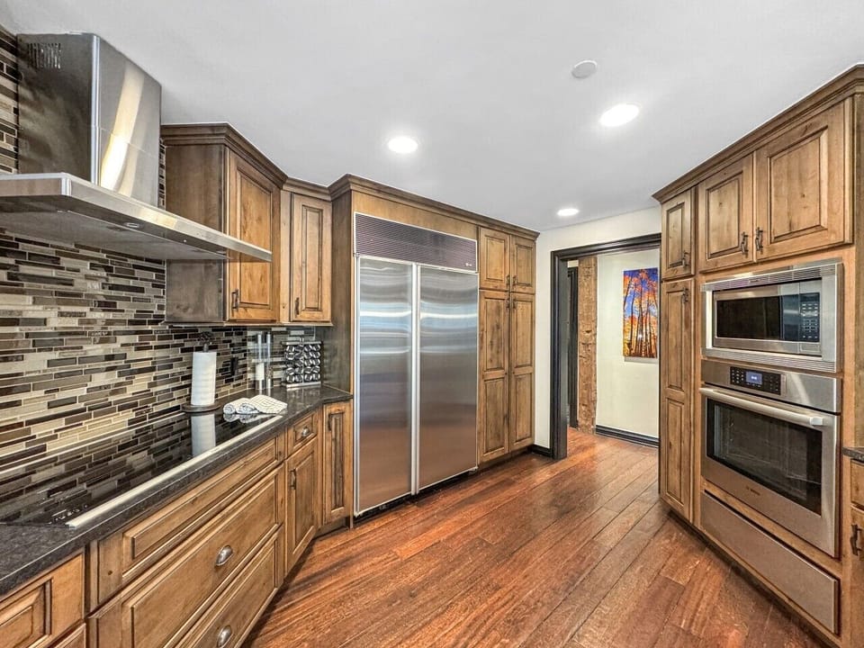 No roughing it here. The fully equipped stainless kitchen, fridge, stovetop with hood, oven, and microwave, makes everything from quick breakfasts to full mountain dinners completely stress-free