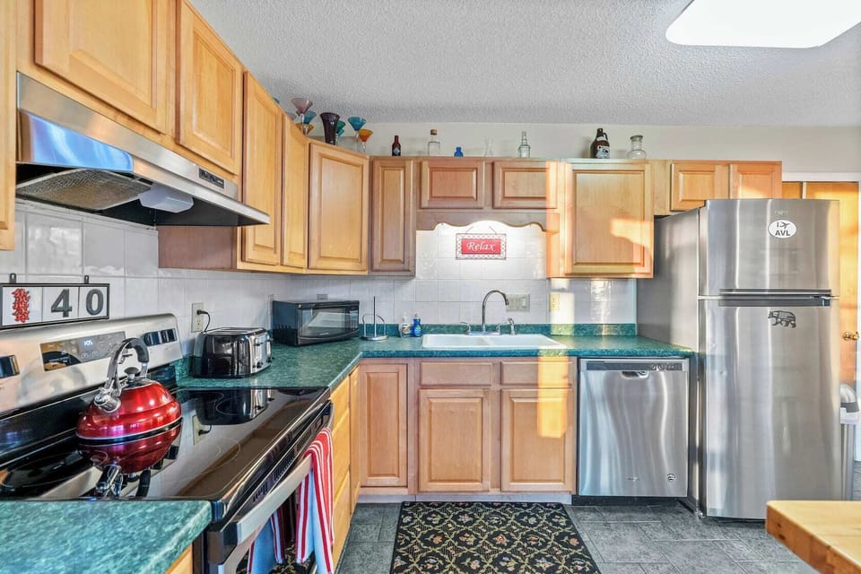 Full amenity kitchen with dishwasher, Fridge/freezer, Range, microwave and more