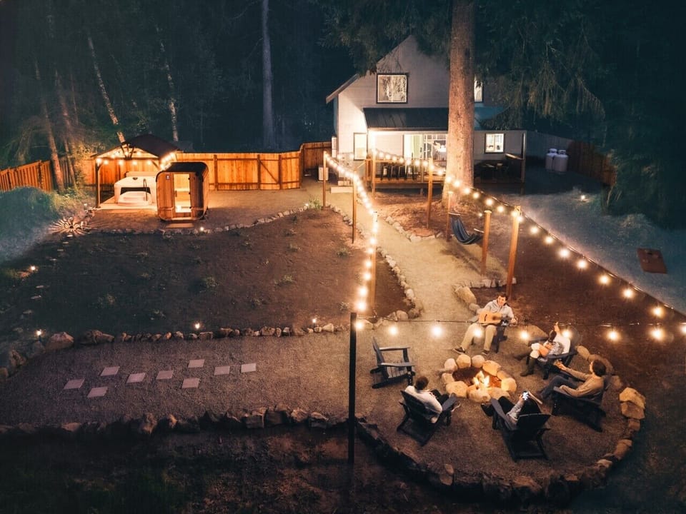 new heEverything you need after a day exploring Mt. Rainier — fire, sauna, hot tub & peaceful evenings.ro