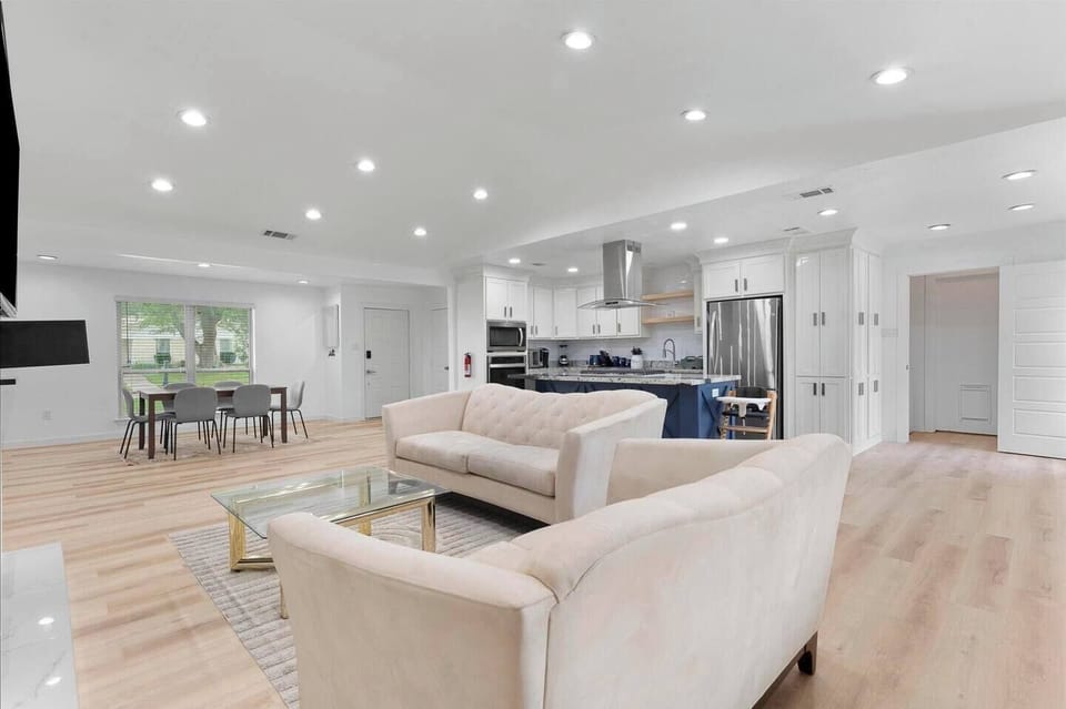 Modern and comfortable living room with fast Wi-Fi, Smart TV, and plenty of space to relax, stream, and connect with family or friends.