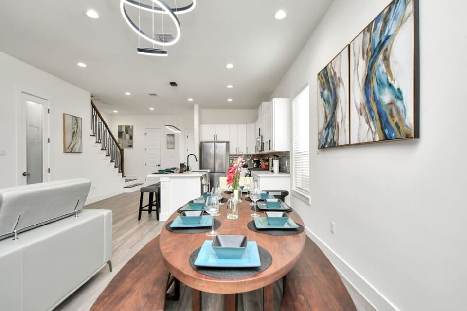 Breakfast or a cup of coffee or tea while everyone gathers in the living room.
