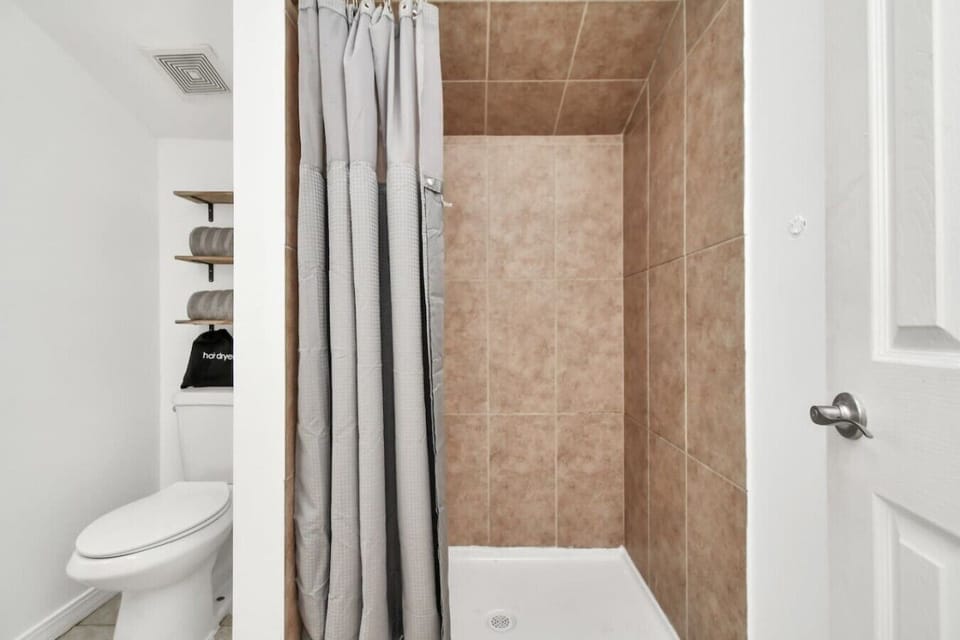 Enjoy a refreshing shower in the modern bathroom, equipped with stylish finishes and everything you need for a relaxing stay.