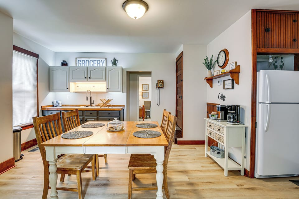 Dining Area | Dishes & Flatware Provided