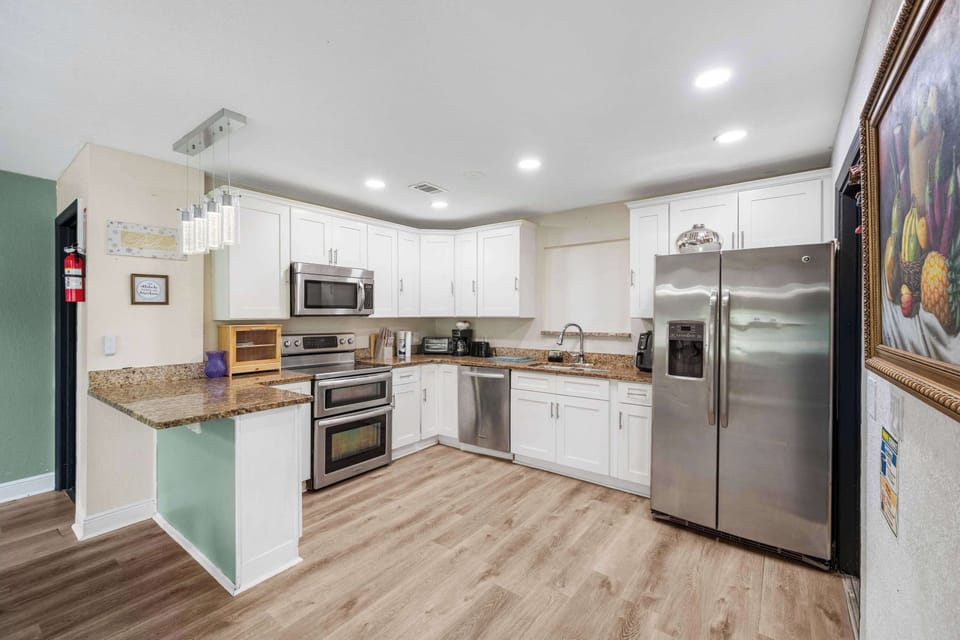 Modern kitchen with stainless appliances & granite countertops