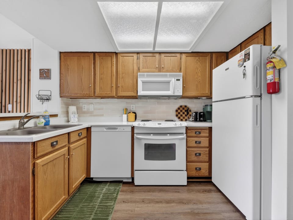 Fully equipped kitchen with everything you need for cozy breakfasts, après-ski snacks, or a night in