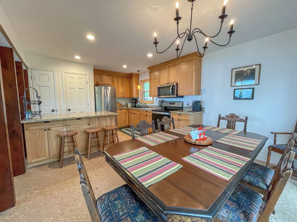 The dining room has seating for six