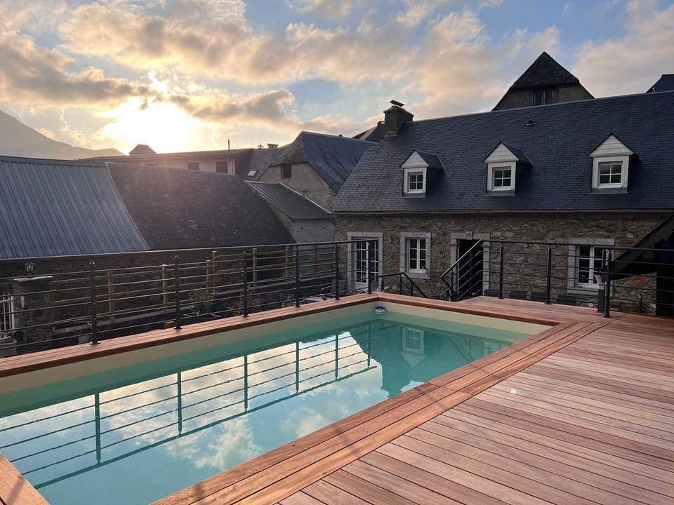 Piscine sous le soleil couchant