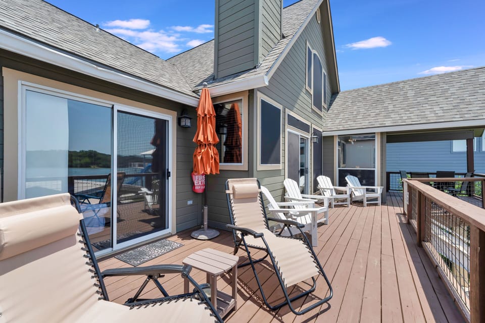 Plenty of room to relax and enjoy the lake on the upper balcony.
