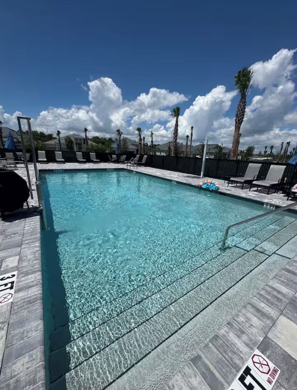 Satellite pool just a few steps from the condo!