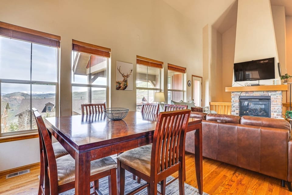 Dining Table - Fits 6, additional leaf to expand to 10