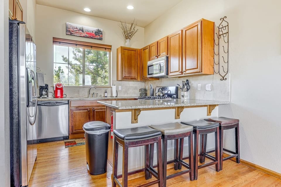 Kitchen fully stocked, including Coffee Maker and Keurig