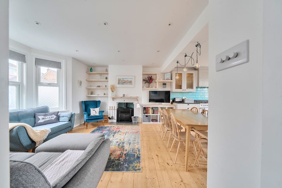 Puffins Rest, Swanage: The ground floor includes a sociable sitting and dining area plus kitchen