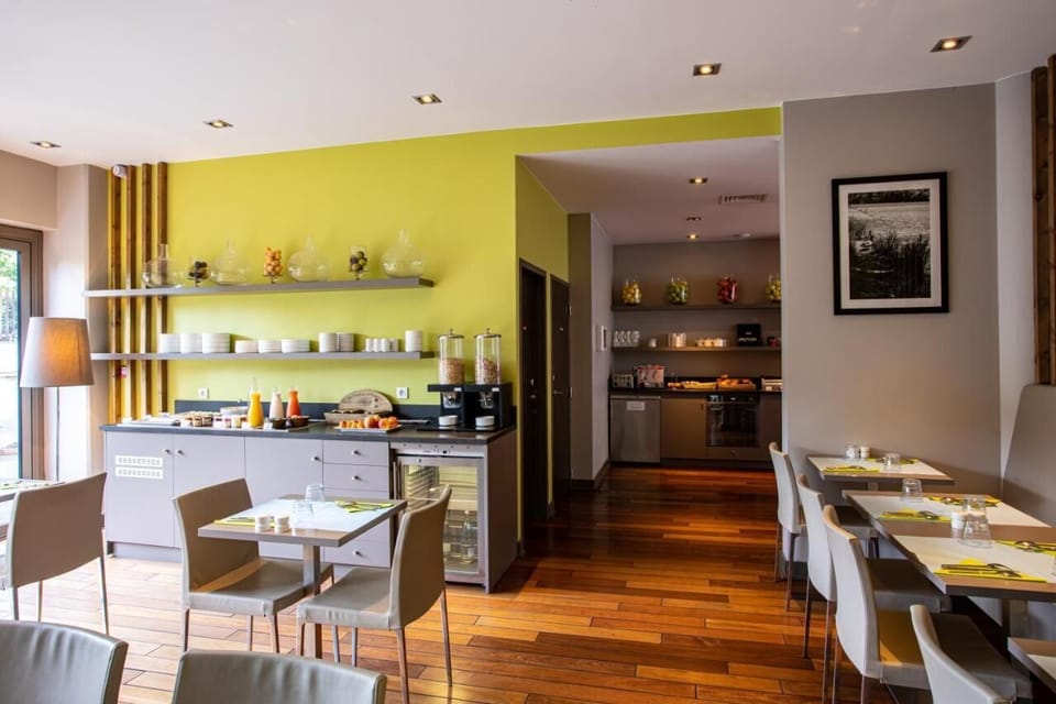 Breakfast area/Dining area